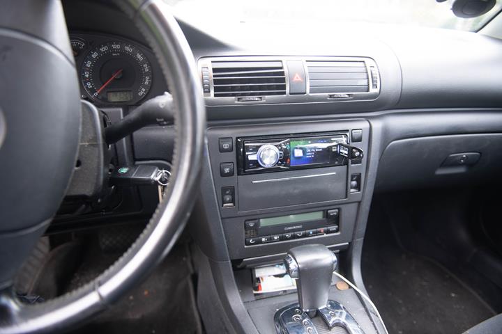 Grå Skoda Superb fra 2006