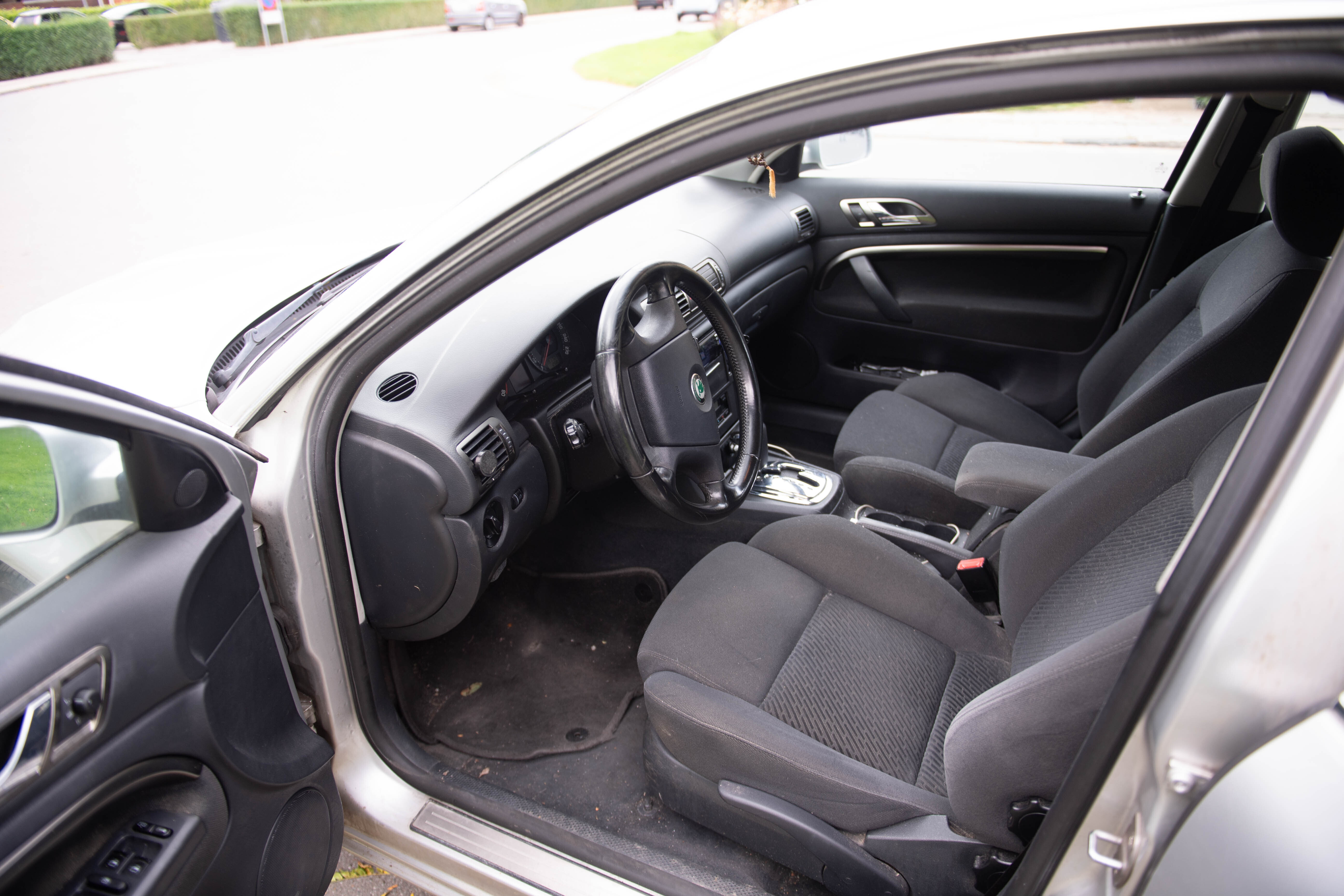 Grå Skoda Superb fra 2006