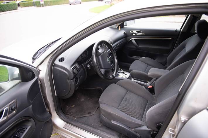 Grå Skoda Superb fra 2006