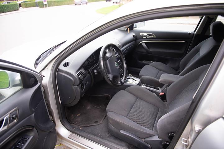 Grå Skoda Superb fra 2006