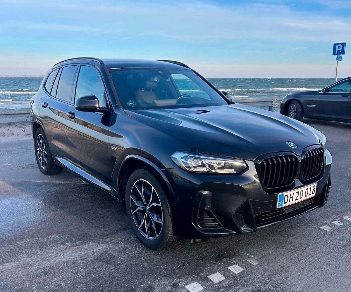 Grå BMW X3 fra 2022 set udefra
