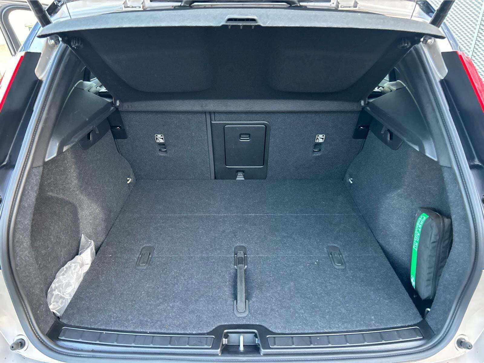 Beige Volvo XC40 fra 2024