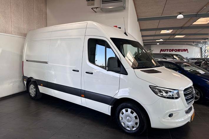 Hvid Mercedes Sprinter 215 fra 2022 set udefra