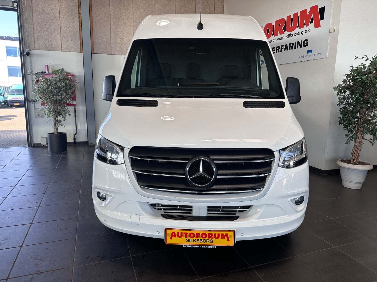 Hvid Mercedes Sprinter 215 fra 2022 set udefra