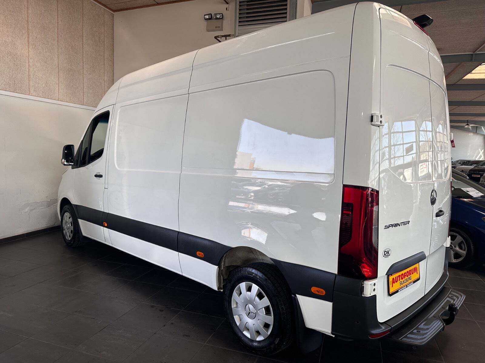 Hvid Mercedes Sprinter 215 fra 2022 set udefra