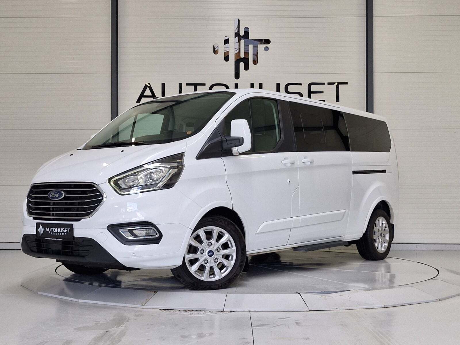 Hvid Ford Tourneo Custom 320L fra 2018 set udefra