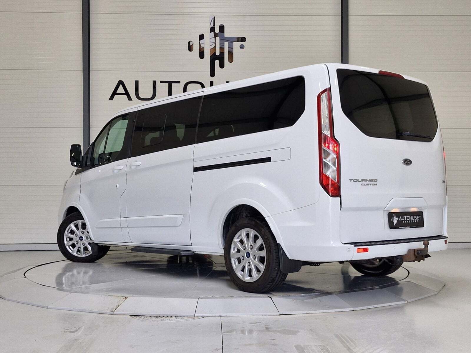 Hvid Ford Tourneo Custom 320L fra 2018 set udefra