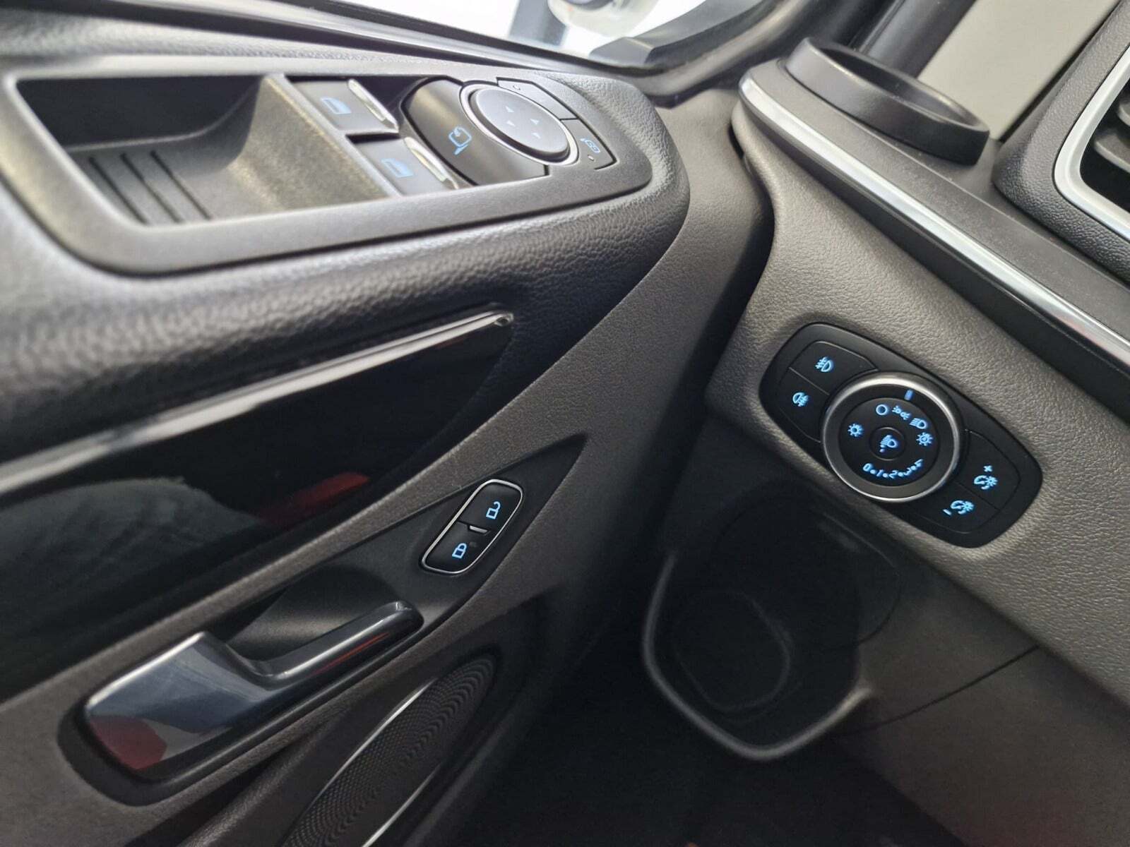 Hvid Ford Tourneo Custom 320L fra 2018