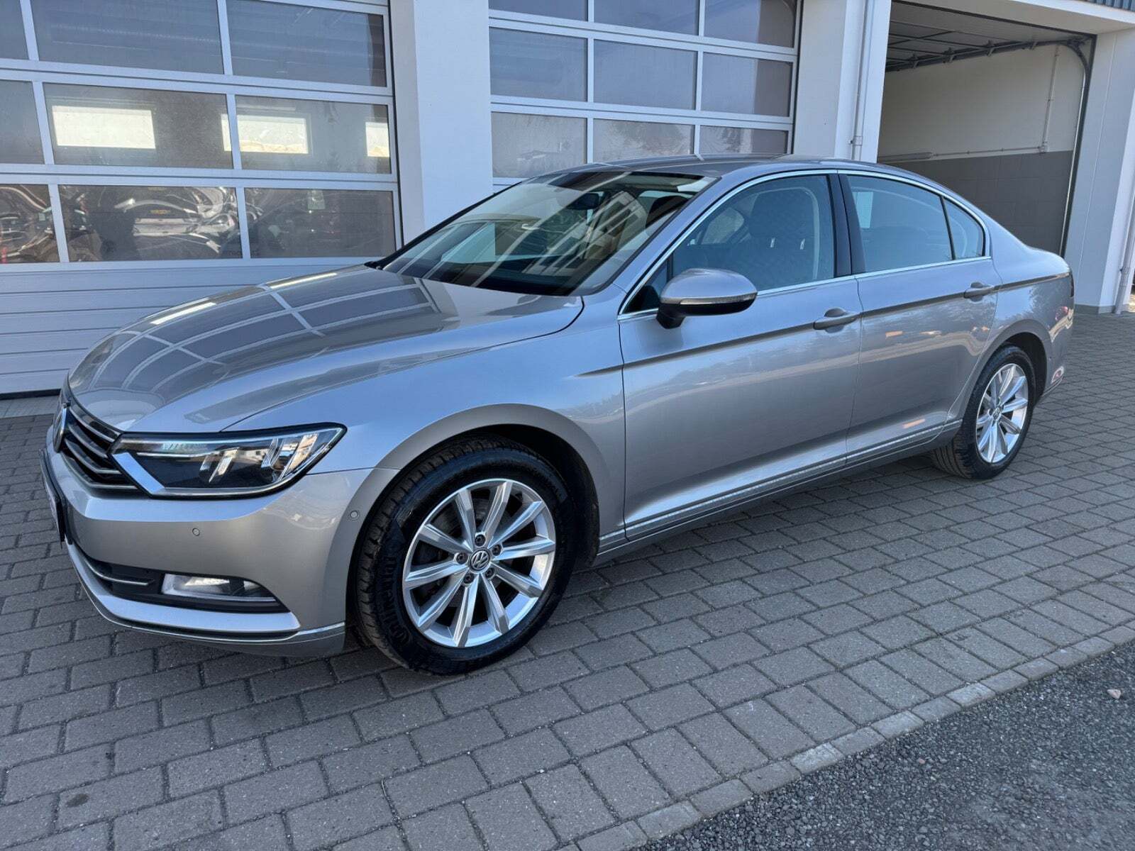 Grå VW Passat fra 2017
