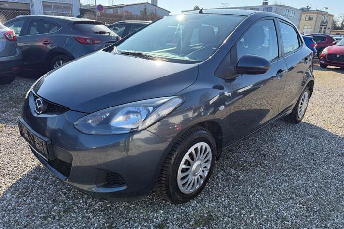 Grå Mazda 2 fra 2009 set udefra