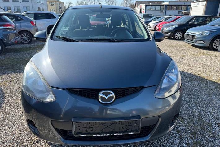Grå Mazda 2 fra 2009