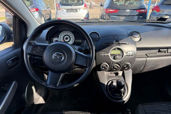 Grå Mazda 2 fra 2009