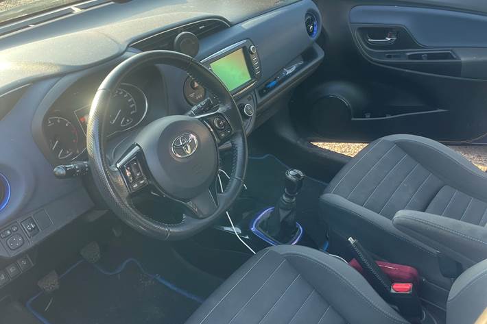 Blå Toyota Yaris fra 2018