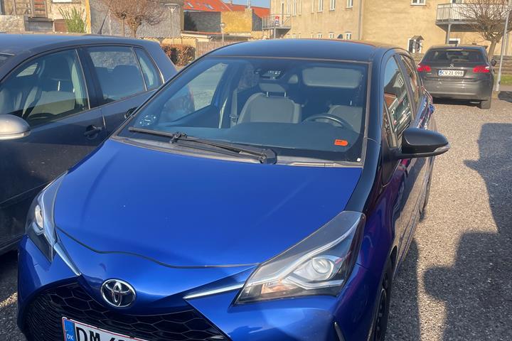 Blå Toyota Yaris fra 2018