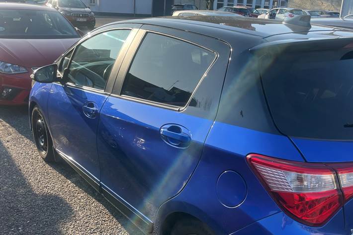 Blå Toyota Yaris fra 2018