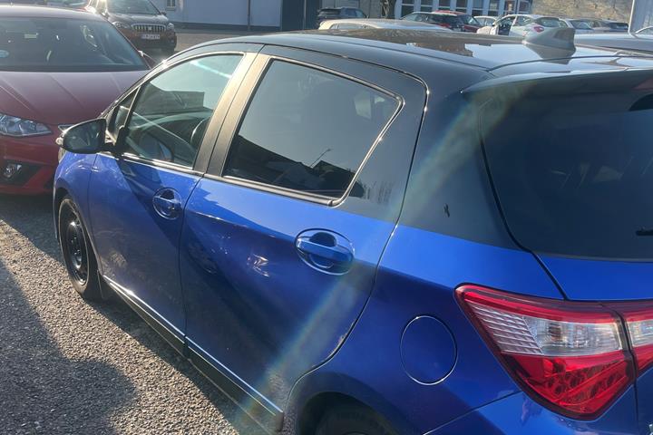 Blå Toyota Yaris fra 2018