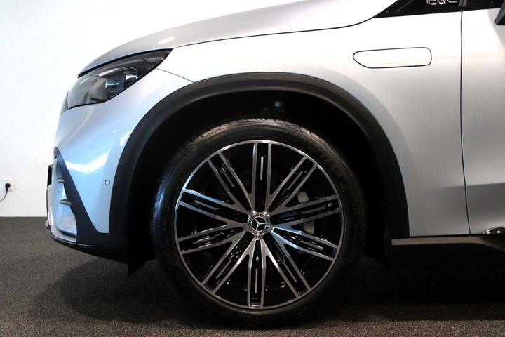 Sølv Mercedes EQE300 SUV fra 2024