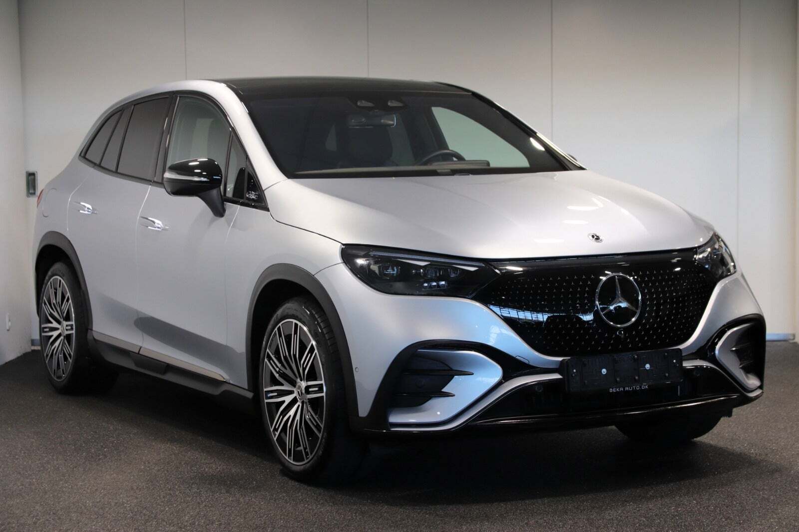 Sølv Mercedes EQE300 SUV fra 2024 set udefra