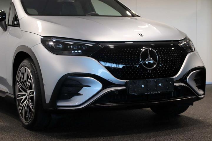 Sølv Mercedes EQE300 SUV fra 2024