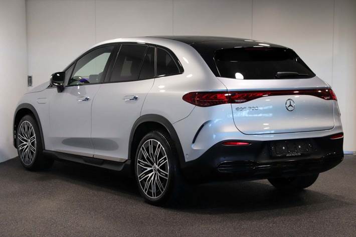 Sølv Mercedes EQE300 SUV fra 2024 set udefra