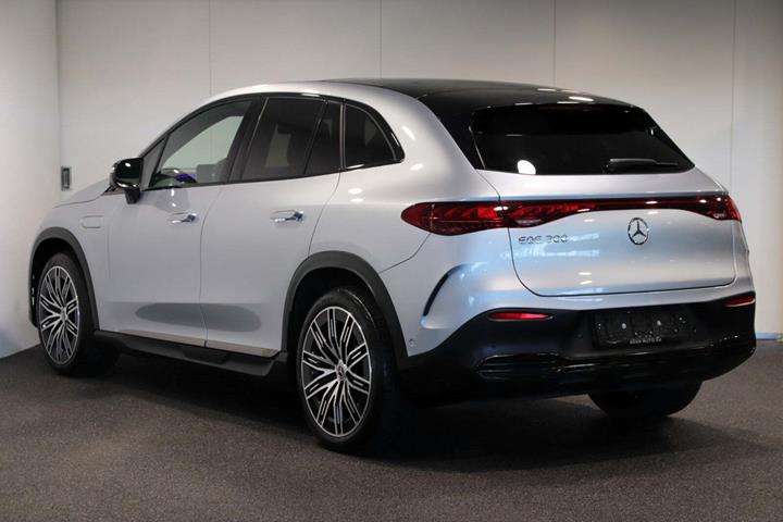 Sølv Mercedes EQE300 SUV fra 2024