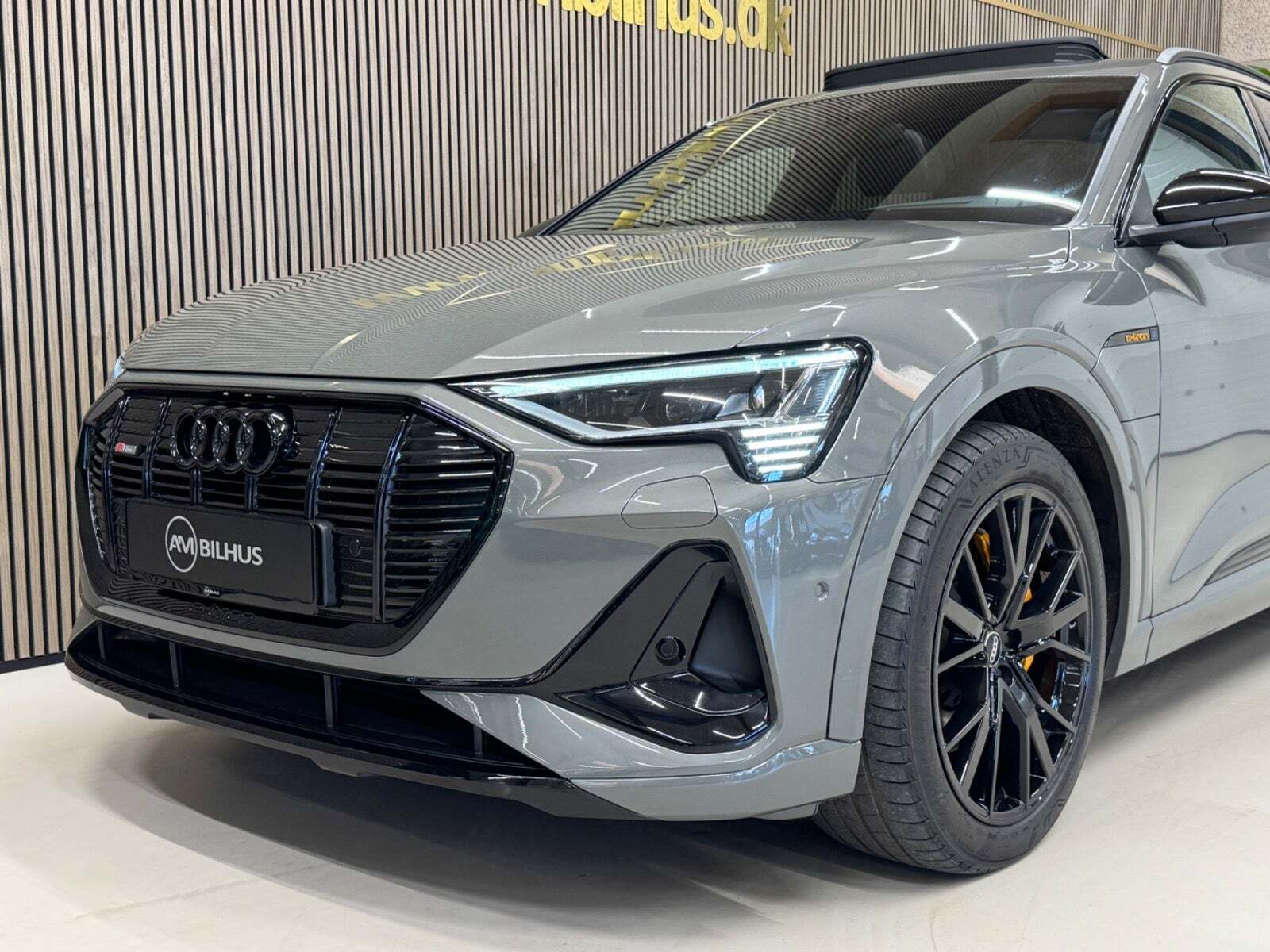 Grå Audi e-tron fra 2022