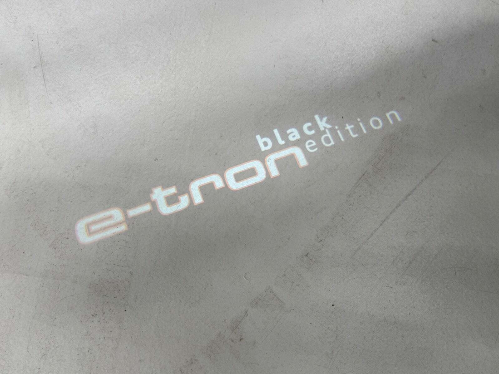 Grå Audi e-tron fra 2022