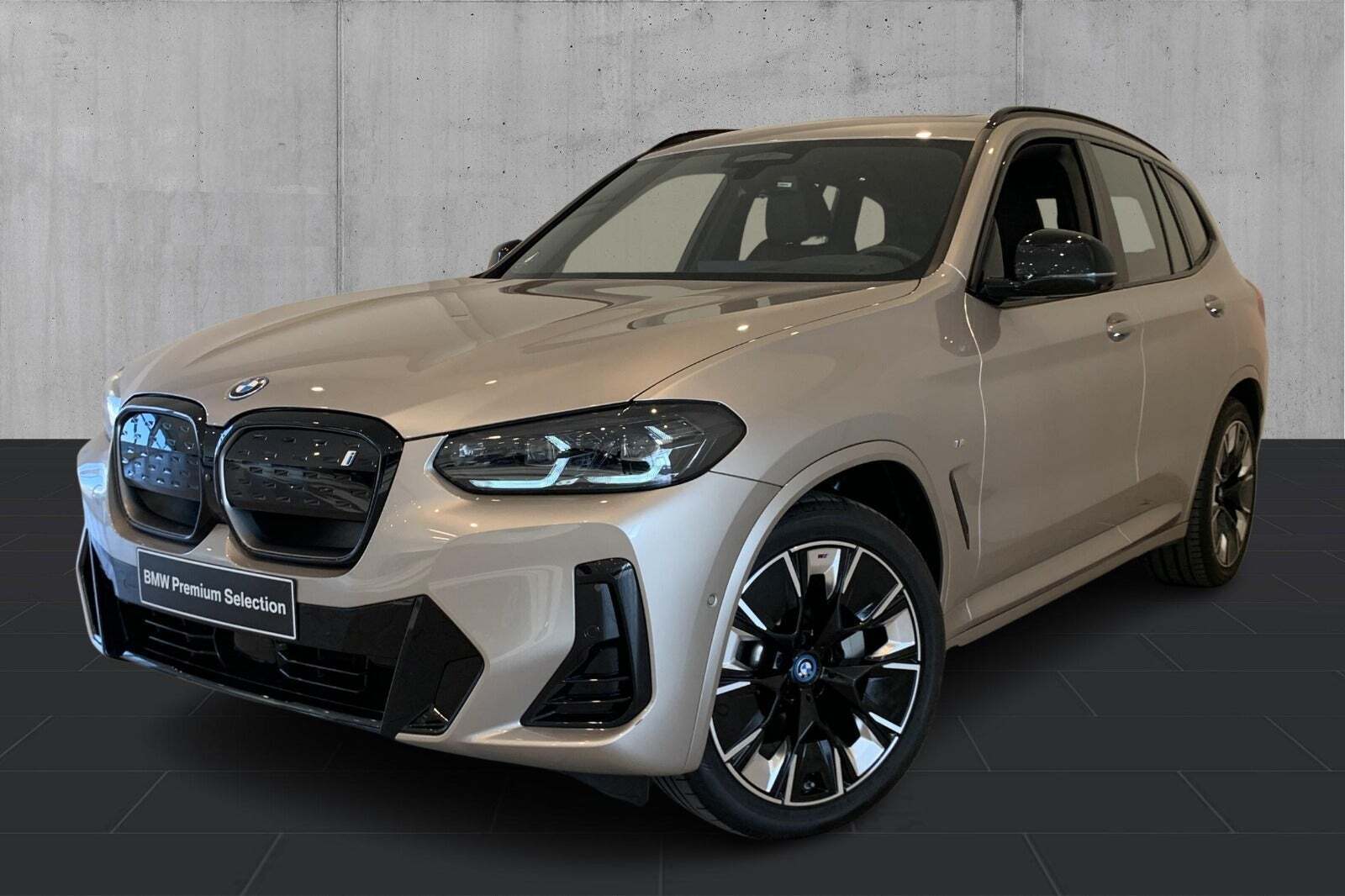 Orange BMW iX3 fra 2024 set udefra