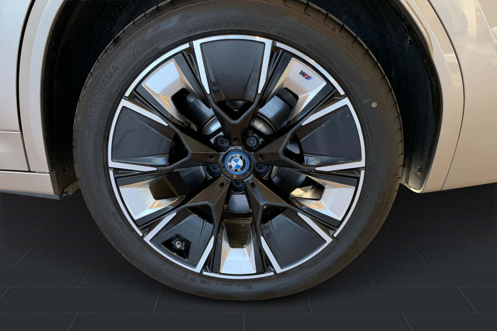 Orange BMW iX3 fra 2024