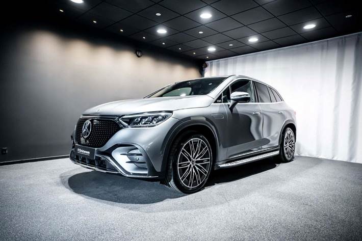 Grå Mercedes EQE350 SUV fra 2024 set udefra