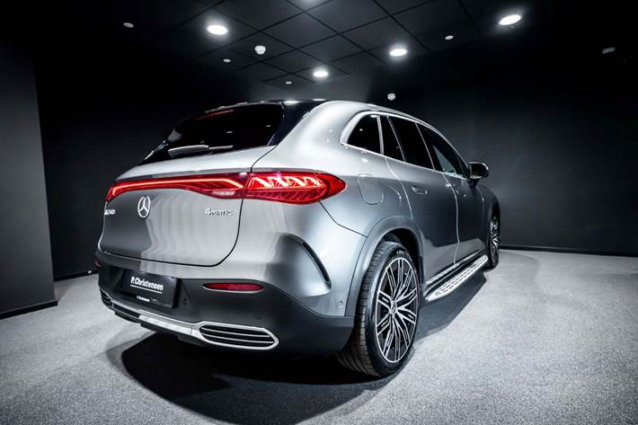 Grå Mercedes EQE350 SUV fra 2024