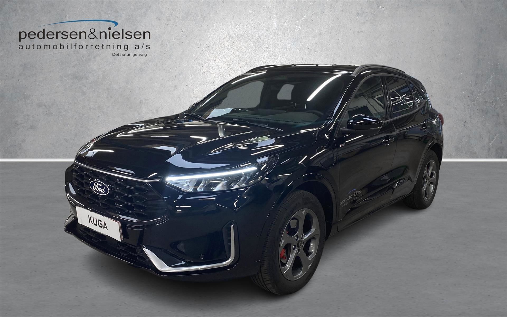 Sort Ford Kuga fra 2024 set udefra