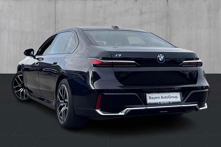 Blå BMW i7 fra 2024