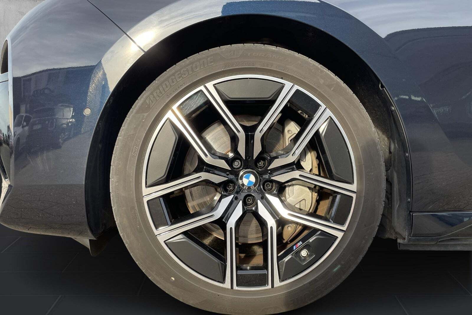 Blå BMW i7 fra 2024