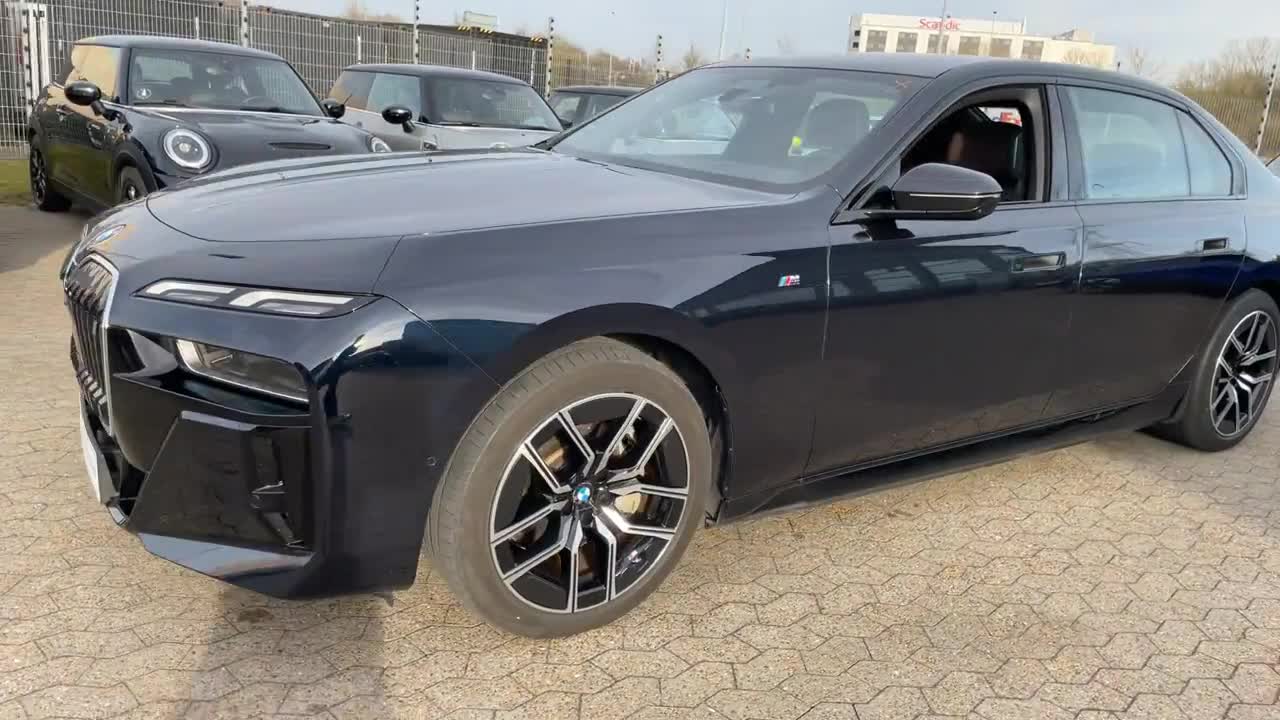 BMW i7