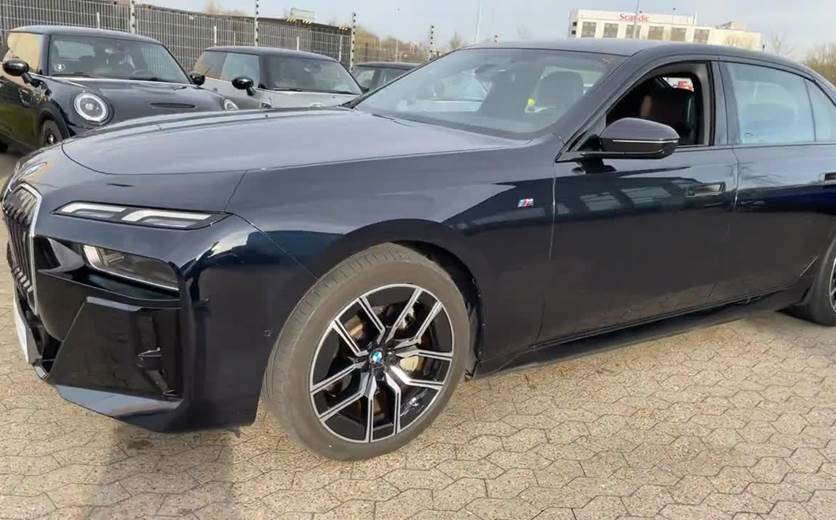 BMW i7