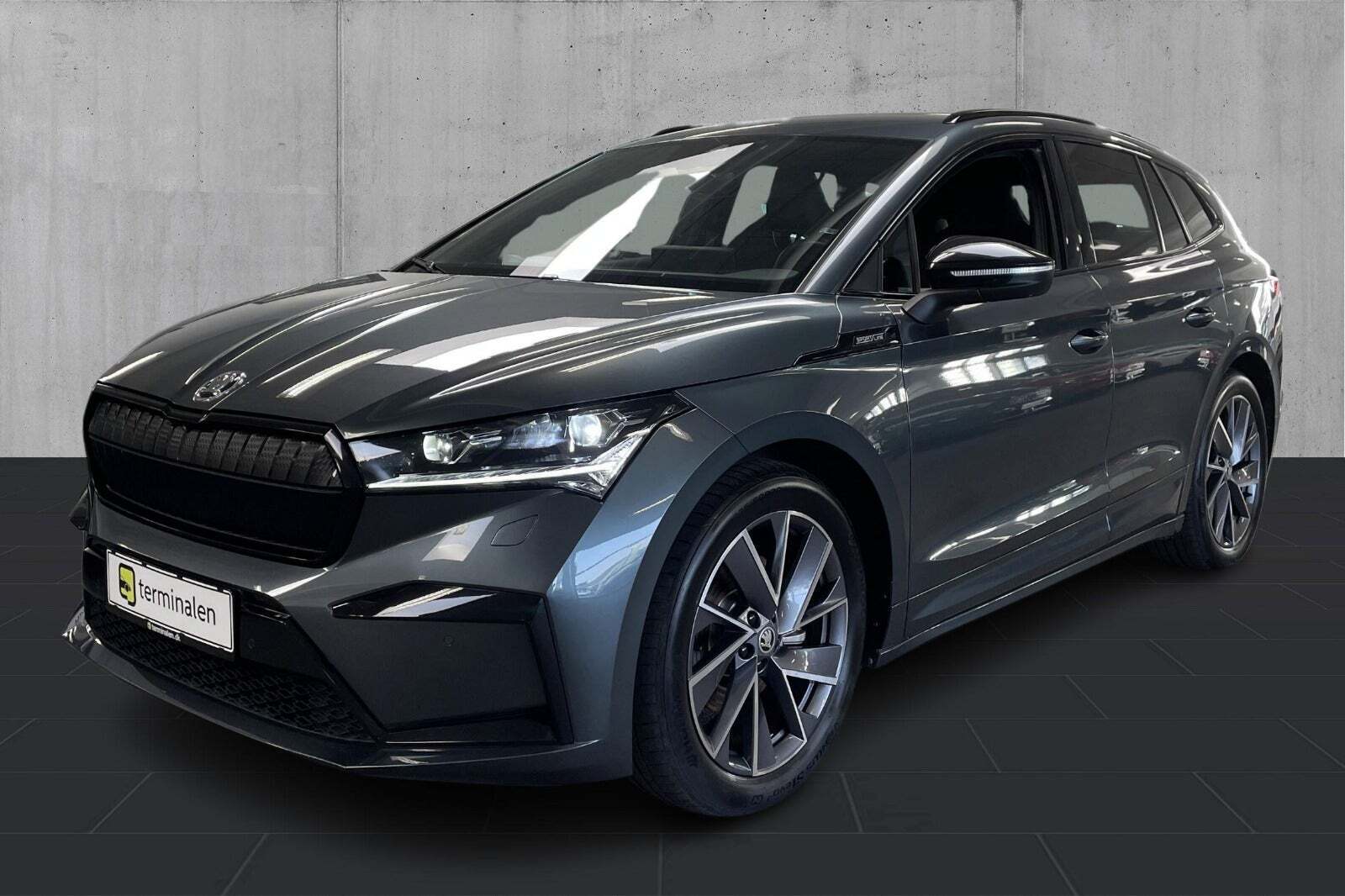 Grå Skoda Enyaq fra 2021 set udefra