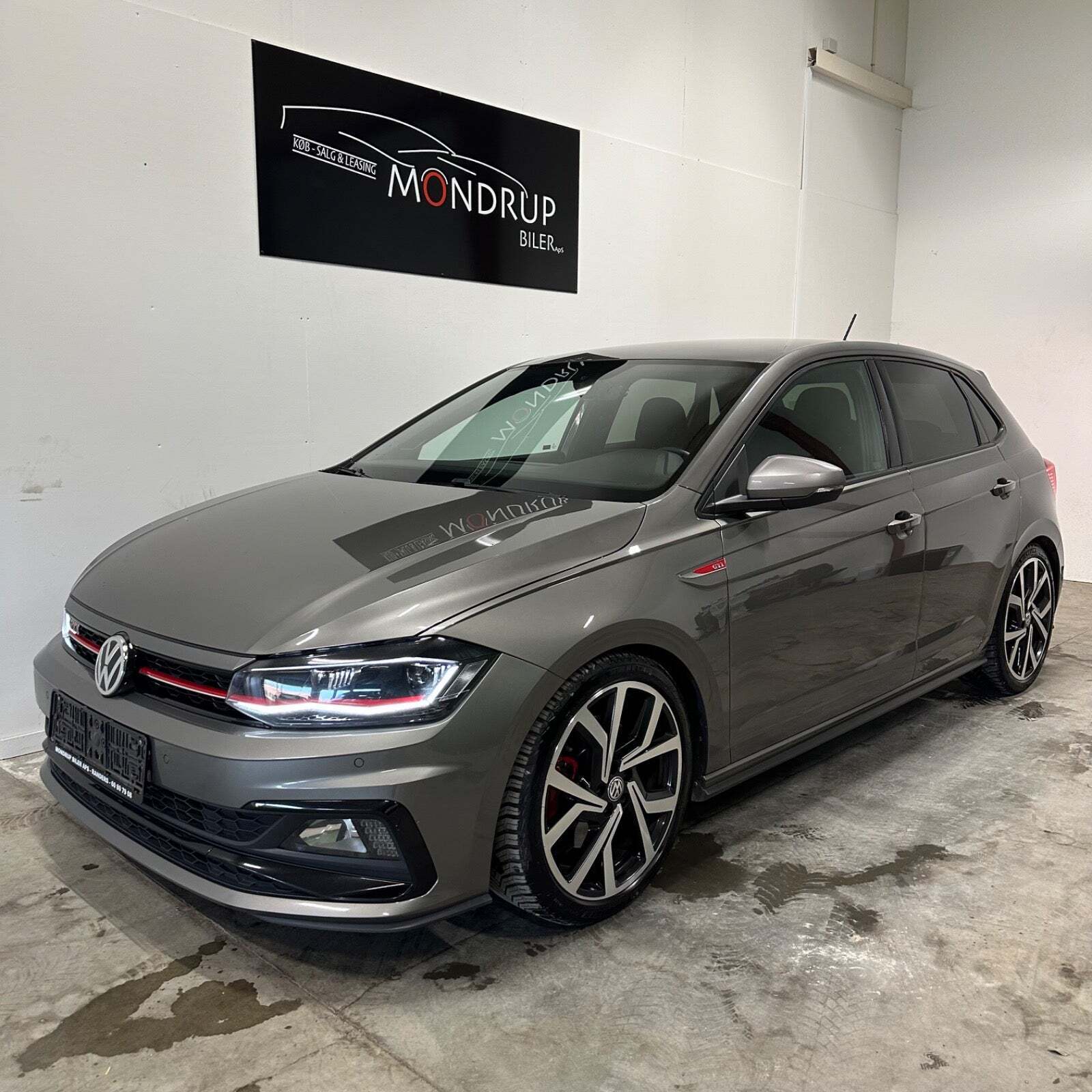 Grå VW Polo fra 2019 set udefra