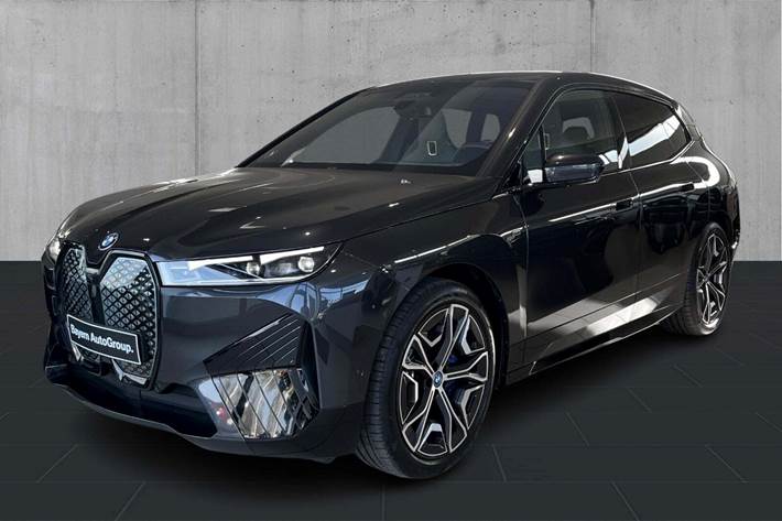 Grå BMW iX fra 2023 set udefra