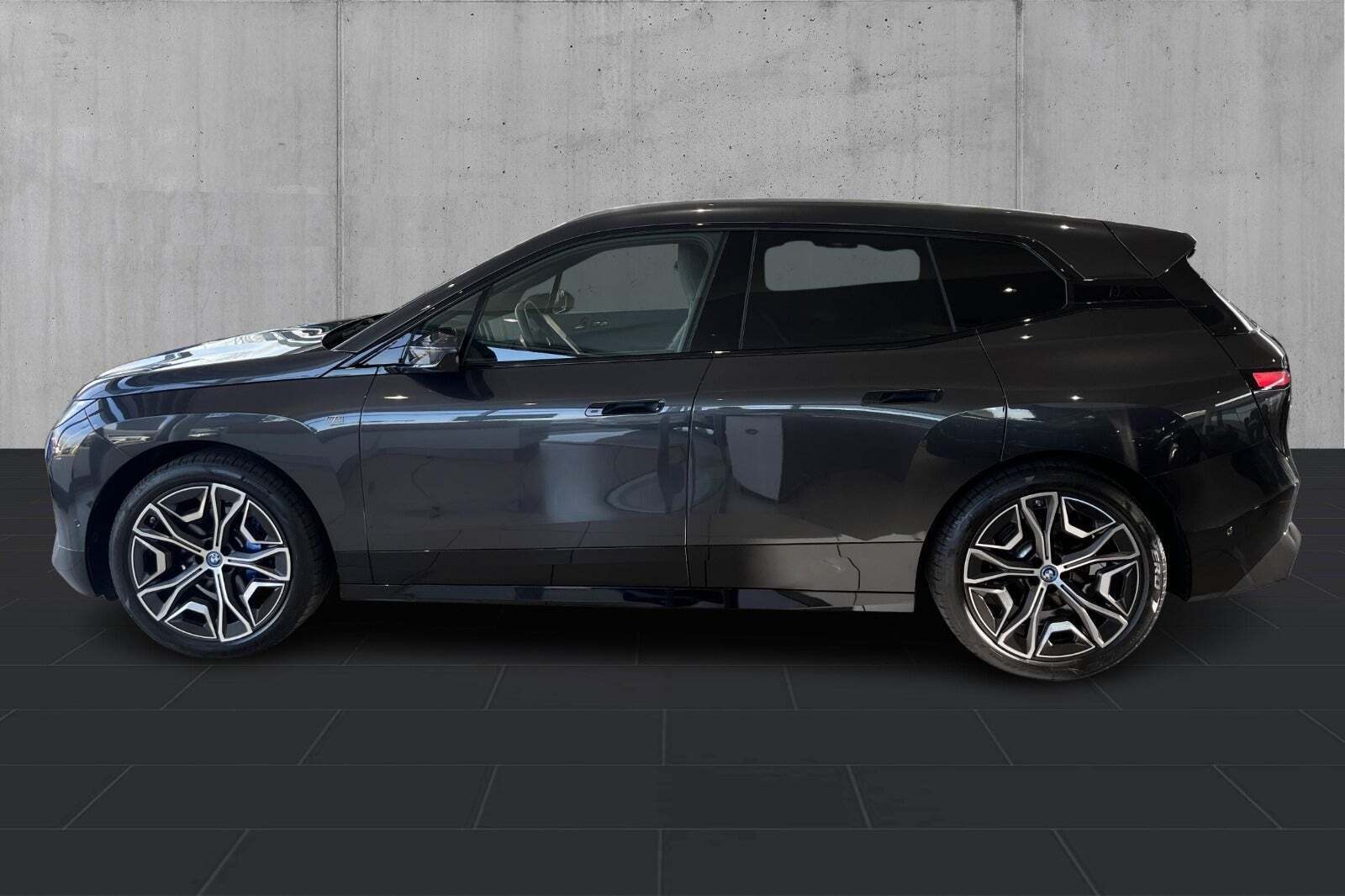 Grå BMW iX fra 2023