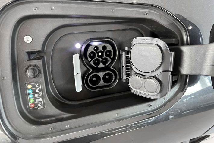 Grå BMW iX fra 2023