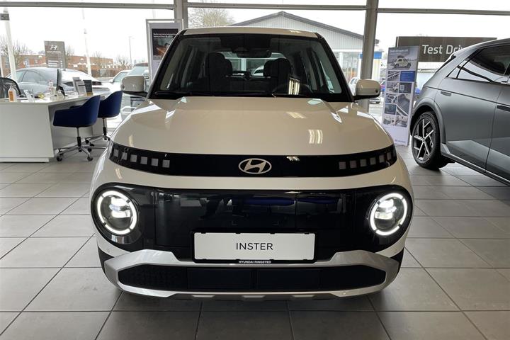 Hvid Hyundai Inster fra 2025 set udefra