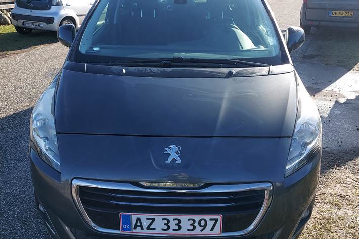 Grå Peugeot 5008 fra 2015