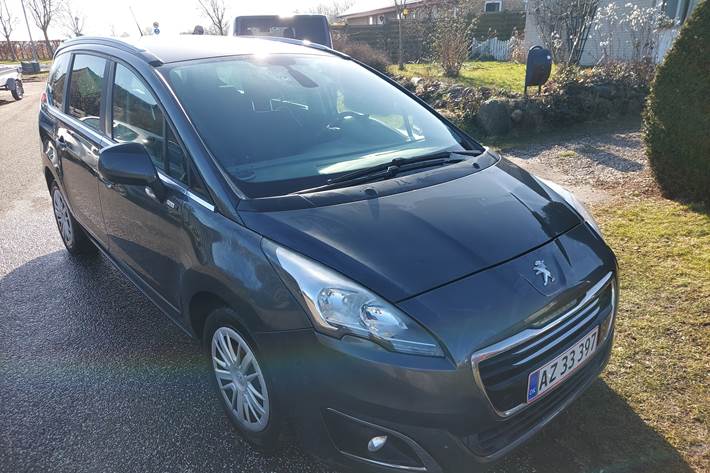 Grå Peugeot 5008 fra 2015