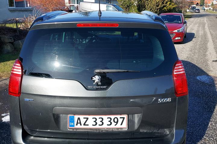 Grå Peugeot 5008 fra 2015
