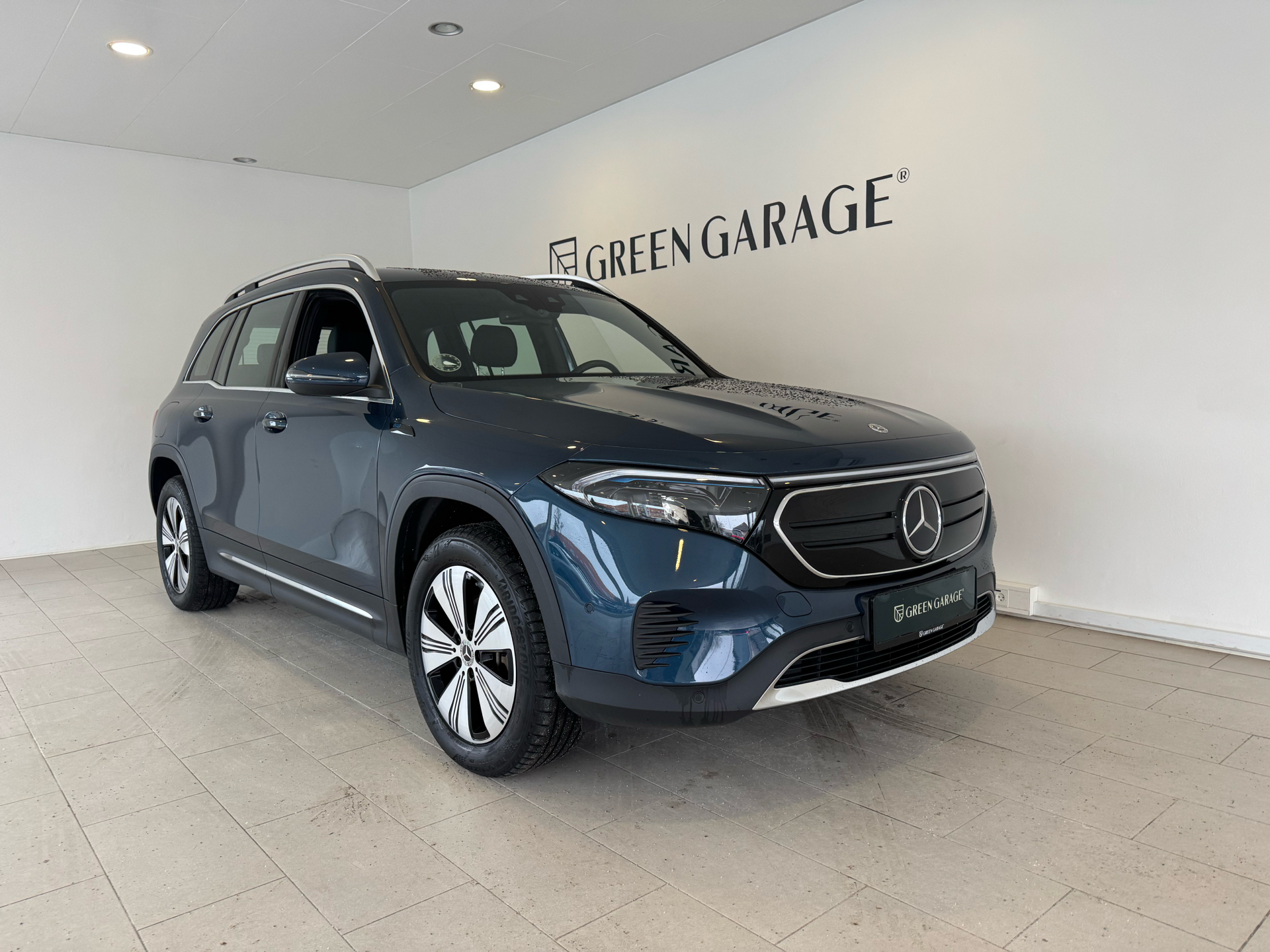 Blå Mercedes EQB 300 fra 2022 set udefra