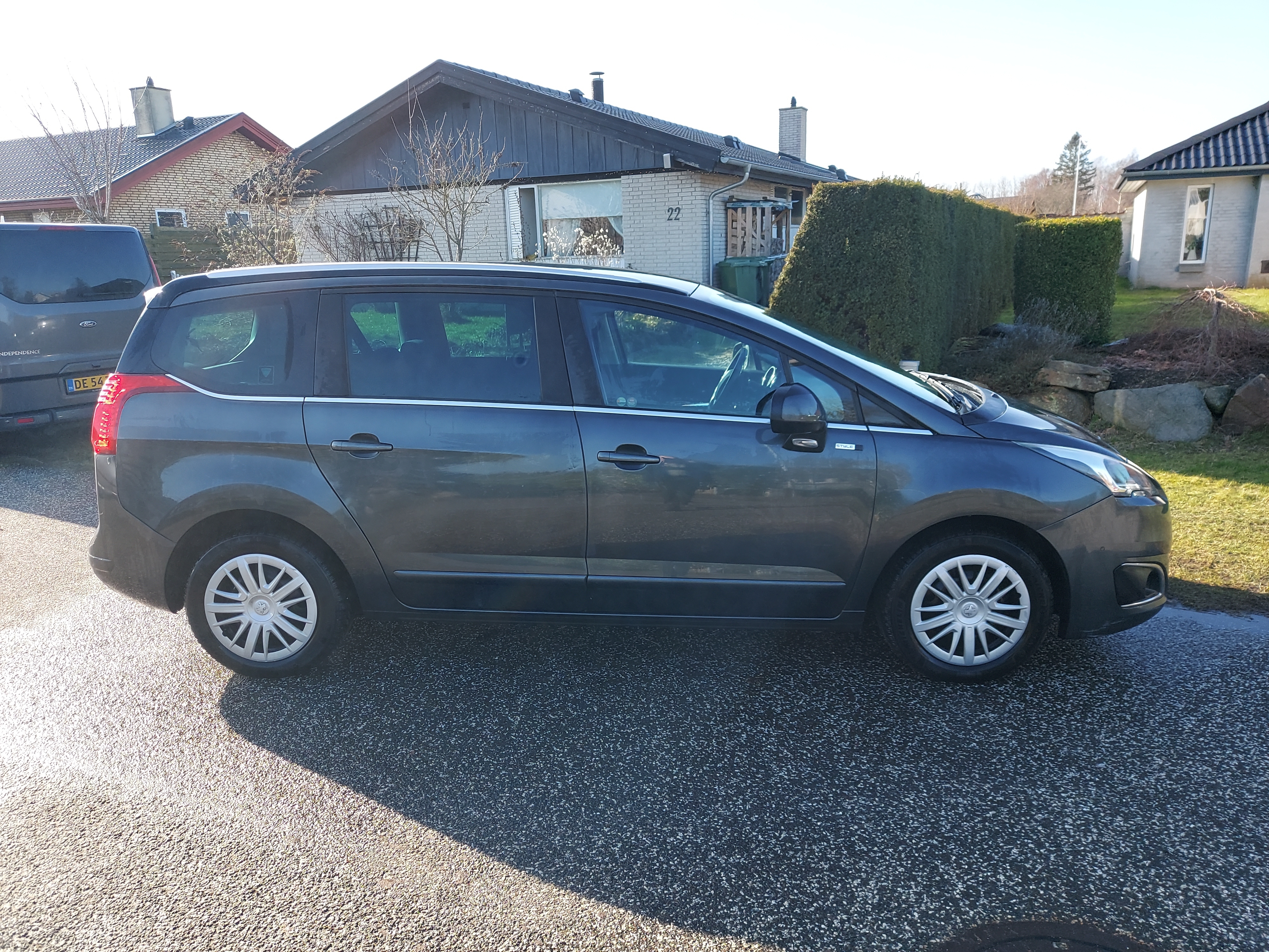 Peugeot 5008 1,2 e-THP 130 hk