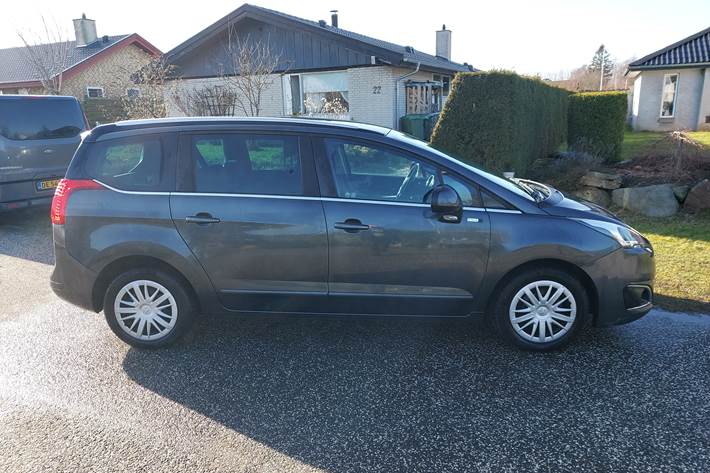 Grå Peugeot 5008 fra 2015