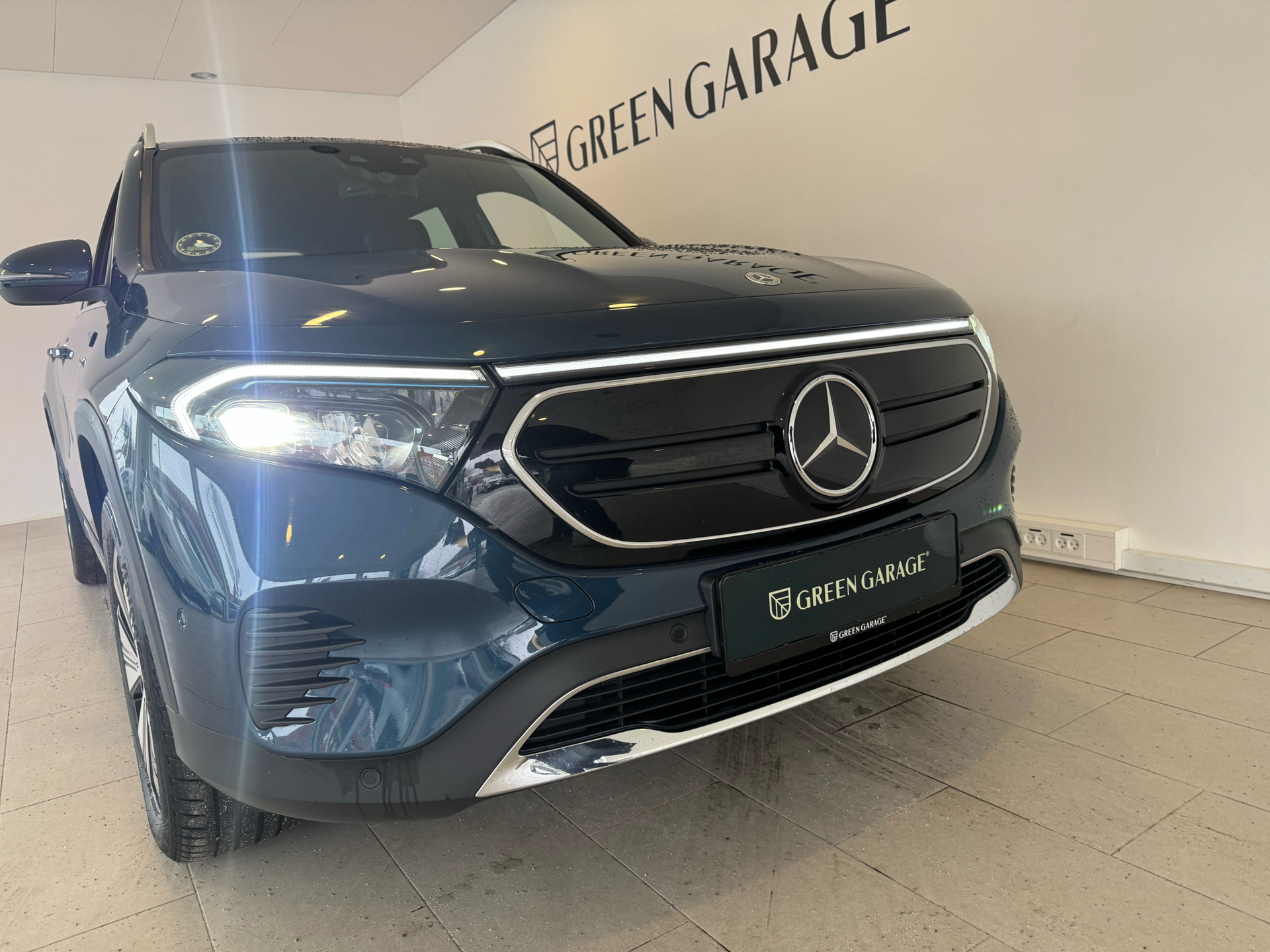 Blå Mercedes EQB 300 fra 2022