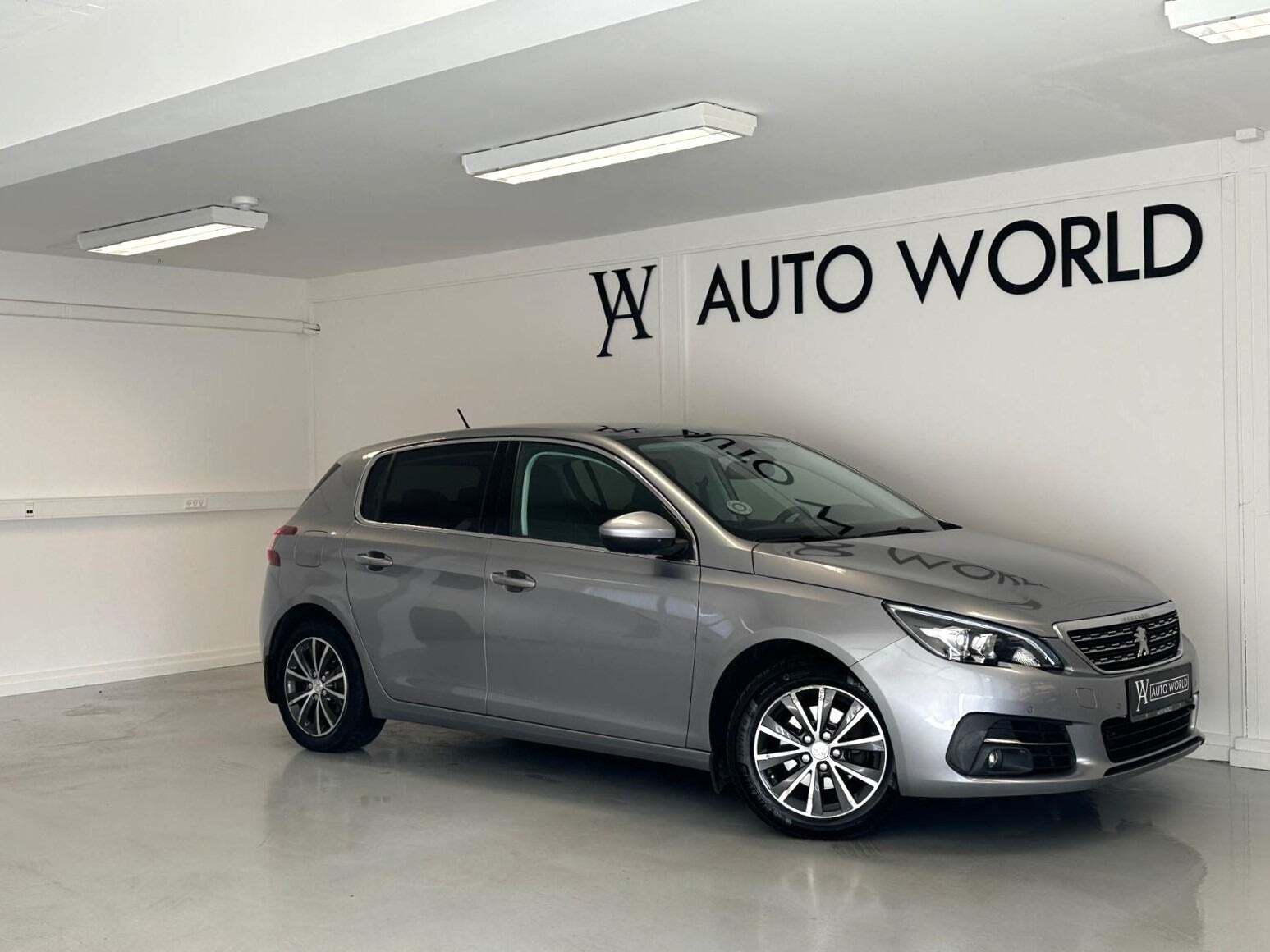 Grå Peugeot 308 fra 2018